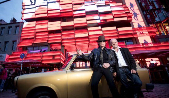Posieren vor Trabi und «Klubhaus St. Pauli»: Rockstar Udo Lindenberg und der Chef des «Schmidt Theaters» Corny Littmann (r).
