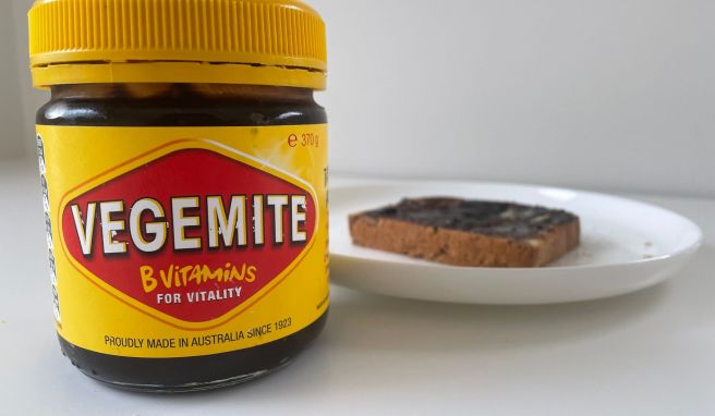 Vegemite ist eine schwarzbraune Paste aus Bierhefeextrakt. Der Geschmack ist gewöhnungsbedürftig, doch viele Australier lieben den Brotaufstrich.