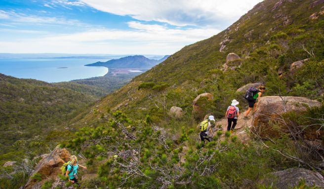 Der Freycinet Experience Walk ist eine Tour von vier Tagen, auf der sich die wilde Küste Tasmaniens hautnah entdecken lässt.