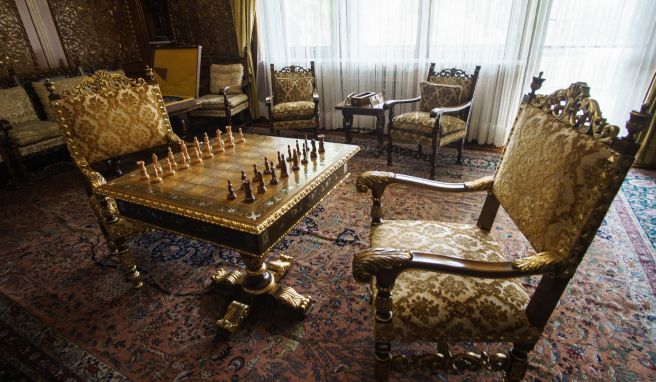 Es heißt, Ceaușescu sei der beste Schachspieler des Landes gewesen. An diese Legende erinnert man auf Führungen durch die einstige Villa des Diktators.