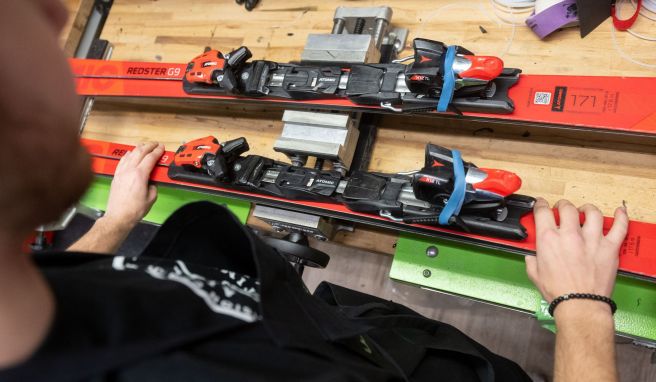 Ski: Kantenschliff und Wachsen auch vor dem Einlagern