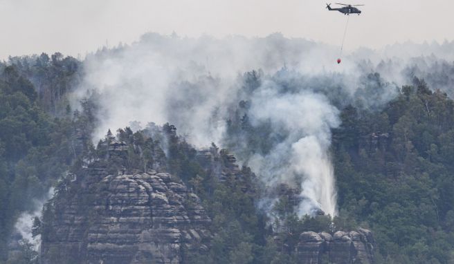 Die Waldbrände werden rund um die Uhr von Löschhubschraubern überflogen. Die Lage bleibt weiterhin angespannt.
