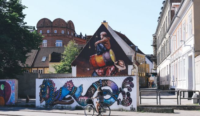 Bunte Kunst statt grauer Fassade: Rund 70 solche Wandmalereien sind in Aalborg zu finden.