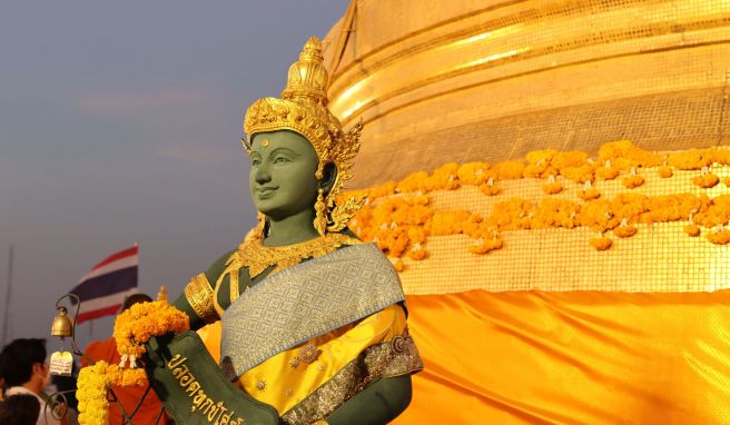 Begegnung mit Blüten: Blumen dienen als Opfergaben in Tempeln wie etwa dem Wat Saket, eine der ältesten buddhistischen Tempelanlagen in Bangkok. Er liegt auf dem künstlich aufgeschütteten «goldenen Berg».