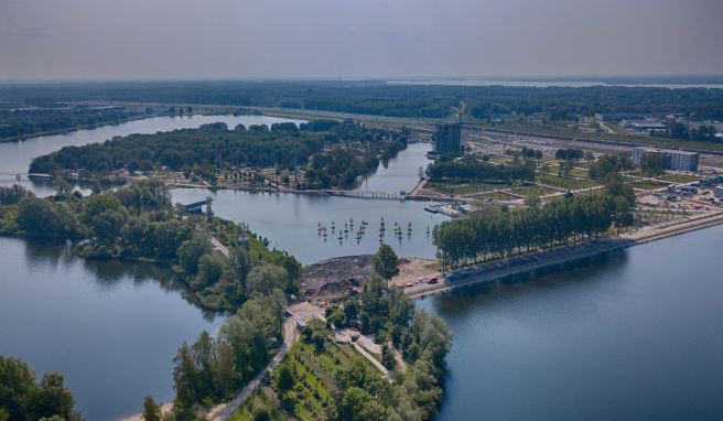 Das Gelände der Floriade Expo liegt am See Weerwater und wird danach als Stadtviertel weitergenutzt - die geschaffene Infrastruktur soll erhalten bleiben.