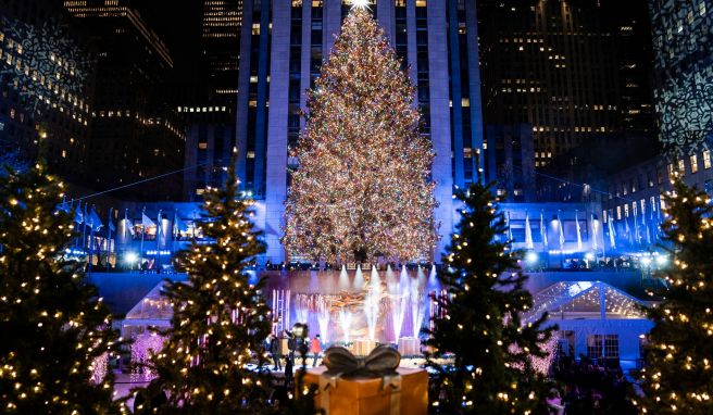 Lichter am Rockefeller-Weihnachtsbaum in New York angezündet