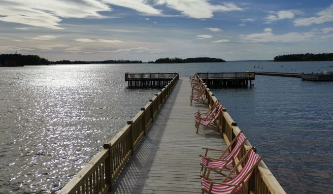 Ein langer Steg führt von der Sauna des Carlsro Badhotells zur Ostsee.