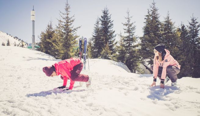 Schon mal Yoga im Schnee gemacht? Der Skiverbund Ski amadé biete das an.