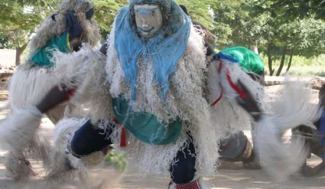 Gule Wamkulu Tänzer im Süden Malawis.##Foto: Torsten L. Gule Wamkulu Tänzer im Süden Malawis.