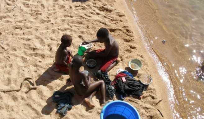 Waschtag am Dorfstrand von Cape Macclear.##Foto: Torsten L. Waschtag am Dorfstrand von Cape Macclear.