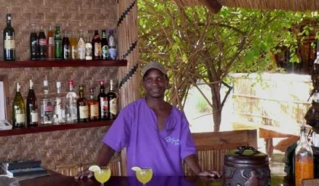 Barkeeper auf Mumbo Island im Malawi See.##Foto: Torsten L. Barkeeper auf Mumbo Island im Malawi See.