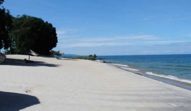 Sandstrand bei Chintheche am Westufer des Malawi Sees.##Foto: Torsten L. Sandstrand bei Chintheche am Westufer des Malawi Sees.