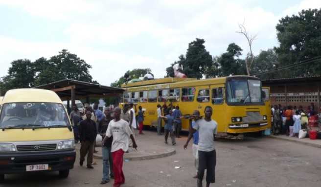 Am Busbahnhof vom Salima.##Foto: Torsten L. Am Busbahnhof vom Salima.
