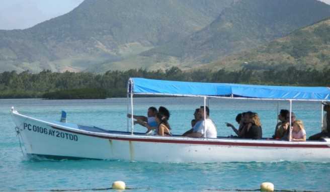 Die Fähre bringt neue Badegäste auf die Insel.##Foto: Jörg P. Die Fähre bringt neue Badegäste auf die Insel.