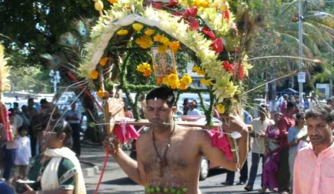 Die Teilnehmer der Hindu Parade haben schwer zu tragen.##Foto: Jörg P. Die Teilnehmer der Hindu Parade haben schwer zu tragen.
