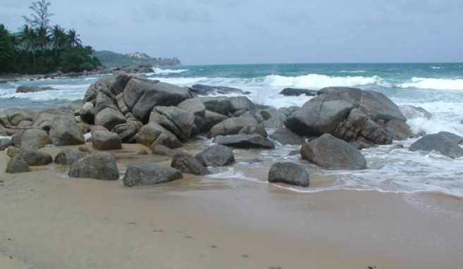 Felsen am Meer am Laem Sing Beach, Phuket.
