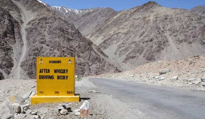 Oft gesehene Straßenschilder in Ladakh. Man kann ein kleines Buch mit all diesen netten Sprüchen kaufen.