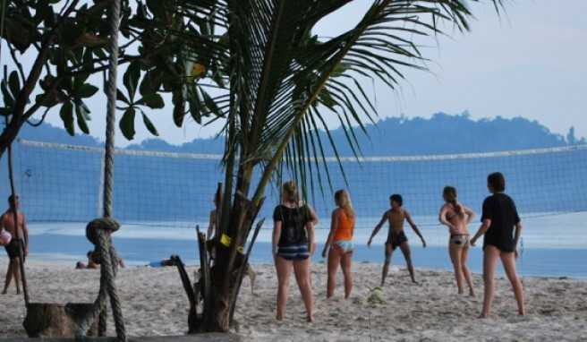 Entspannte Volleyball-Partie am Aow Yai Beach.