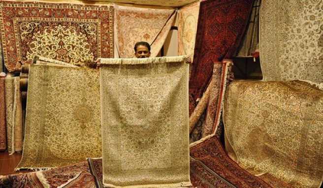Handeln und feilschen im Souq von Sharjah, Vereinigte Arabische Emirate