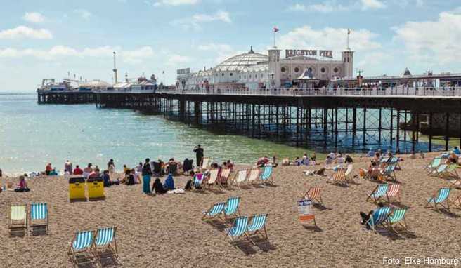 Sommerliche Strandszene am Brighton Pier