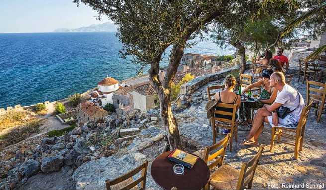 Panoramablick auf die Ägäis von einem Restaurant in Monemvasia