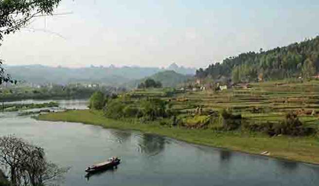 Grüne Hügel und subtropische Wälder in Guizhou, China