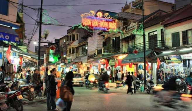 Auch am Abend lässt es sich in den Straßen von Hanoi gut shoppen.