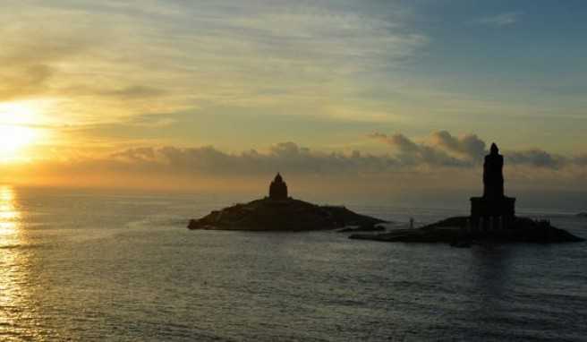 Vivekananda Memorial auf dem vorgelagerten Felsen bei Kanyakumari in Süd-Indien