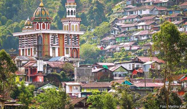 Das Dorf Suren Gede schmiegt sich mit seiner Moschee in die Terrassenfelder des Dieng-Plateaus