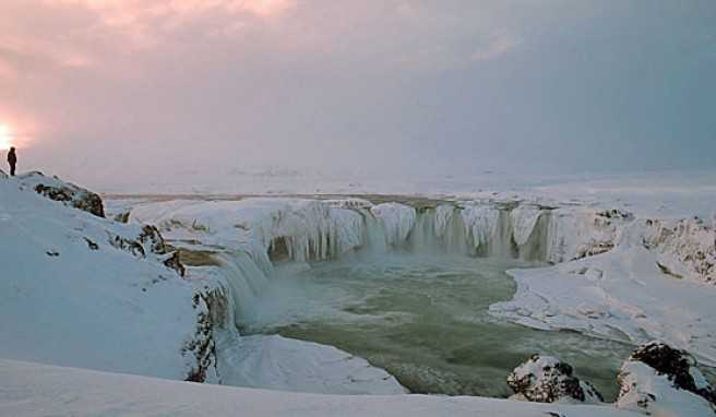 Der Goðafoss-Wasserfall im Norden Islands im Winter.