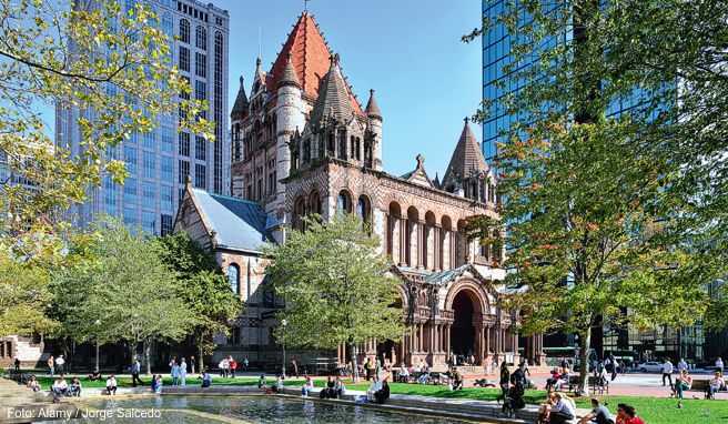 Tradition und Moderne: Schön für eine Pause ist der Brunnen am Copley Square in Bostons schickem Viertel Back Bay. Die 1877 erbaute Trinity Church steht im Kontrast zur gläsernen Hochhauskulisse