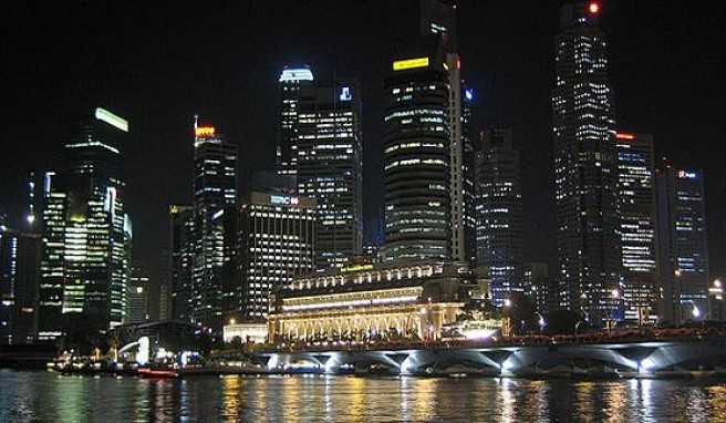 Die imposante nächtliche Skyline von Singapur