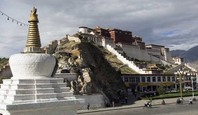 Der Potala-Palast in Lhasa in voller Schönheit, Tibet, China