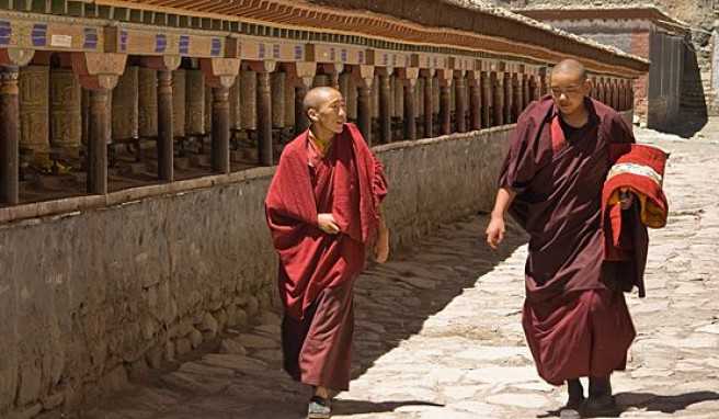 Shaolin-Mönche vor ihrem Kloster in Tibet, China