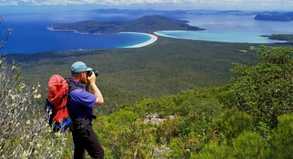 Eine Insel mit zwei Hälften: Vom Mount Maria aus ist die Engstelle zwischen Norden und Süden Maria Islands besonders gut sichtbar