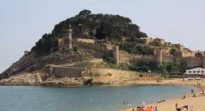 Obwohl Tossa de Mar im Sommer recht überlaufen ist, laden die romantische Altstadt und der lange Strand ein, sich hier von den Wanderstrapazen zu erholen.