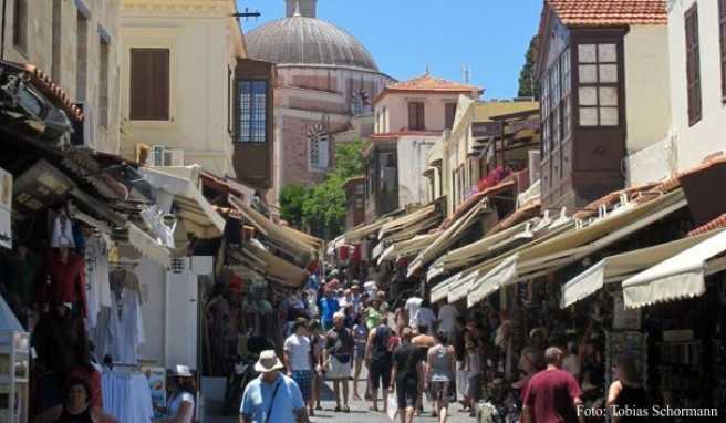 Die Einkaufsstraße in Rhodos-Stadt ist ein extrem touristischer Ort – oft mit austauschbaren Billigsouvenirs. Doch es gibt auch noch viele versteckte Ecken ##Foto: Tobias Schormann Die Einkaufsstraße in Rhodos-Stadt ist ein extrem touristischer Ort – oft mit austauschbaren Billigsouvenirs. Doch es gibt auch noch viele versteckte Ecken