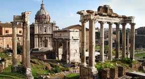 Freie Sicht auf das Forum Romanun: Im Herbst sind zwischen den Säulen nur vereinzelte Touristengruppen unterwegs