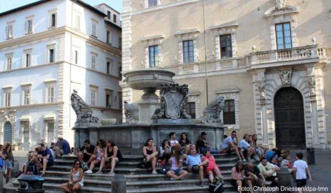 Ort zum Verweilen: der Brunnen auf der Piazza Santa Maria in Trastevere am Nachmittag ##Foto: Christoph Driessen/dpa-tmn Ort zum Verweilen: der Brunnen auf der Piazza Santa Maria in Trastevere am Nachmittag