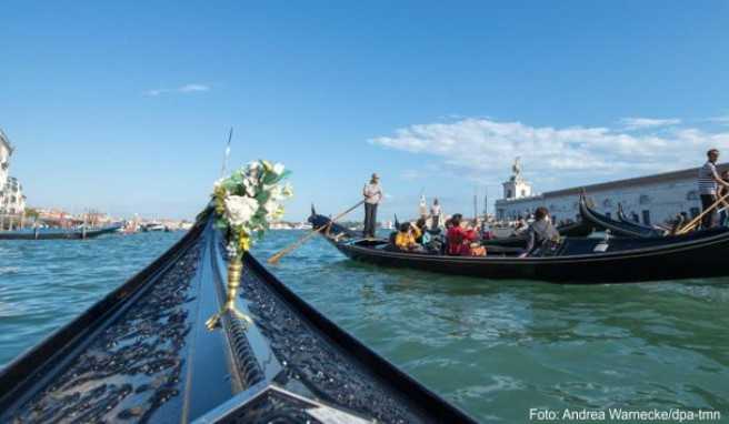 Venedig ist sehr romantisch: Mit der Gondel können sich Besucher durch die Wasserstraßen fahren lassen