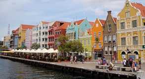 Rot neben Blau neben Grün neben Orange: Die Farben für die Fassaden der Häuser im Hafen von Willemstad bezahlt die Unesco