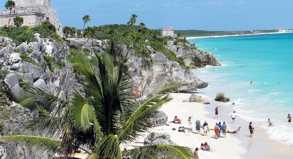 Im Küstenort Tulum schließt sich der Kreis: Hier bauten die Maya eine ihrer letzten großen Anlagen. Heute ankern in der Nähe riesige Kreuzfahrtschiffe mit Touristen.