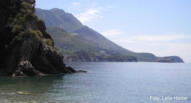 Lockt im Sommer sonnenhungrige Urlauber an: die Bucht von Budva