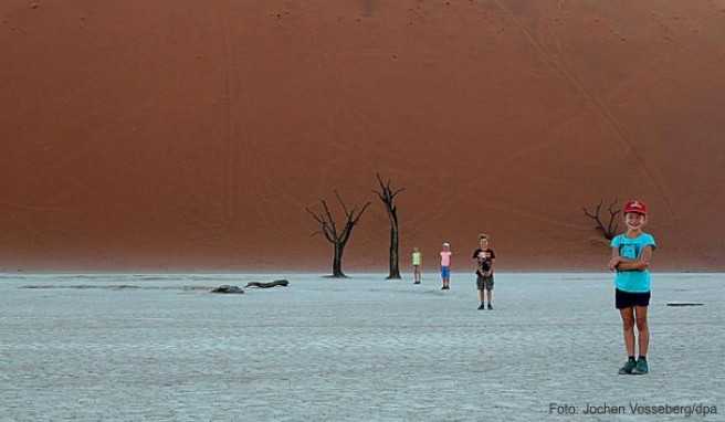 Marie Vosseberg und ihre Geschwister Ruben, Lea und Hannah reisten auf ihrer Tour auch durch den Namib-Naukluft-Nationalpark in Namibia##Foto: Jochen Vosseberg/dpa Marie Vosseberg und ihre Geschwister Ruben, Lea und Hannah reisten auf ihrer Tour auch durch den Namib-Naukluft-Nationalpark in Namibia