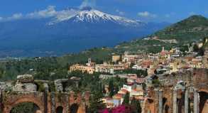 Von Taormina aus sieht man Europas größten Vulkan, den Ätna, gut.
