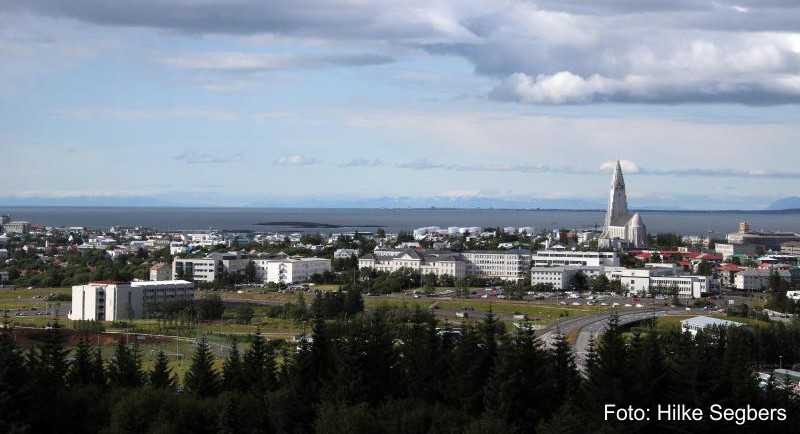 Reykjavík ist überschaubar. Das Stadtbild wird von der Kirche Hallgrímskirkja geprägt