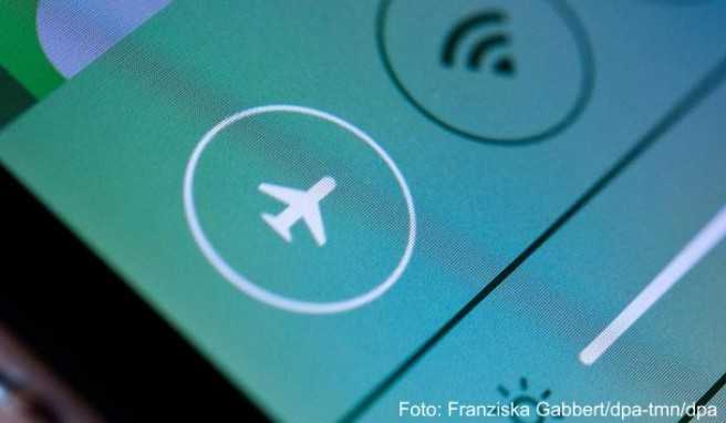 In Smartphones stecken oft Lithium-Batterien. Da sie sich nach einem Zellen-Defekt erhitzen können, beschränken viele Fluggesellschaften ihre Mitnahme##Foto: Franziska Gabbert/dpa-tmn/dpa In Smartphones stecken oft Lithium-Batterien. Da sie sich nach einem Zellen-Defekt erhitzen können, beschränken viele Fluggesellschaften ihre Mitnahme