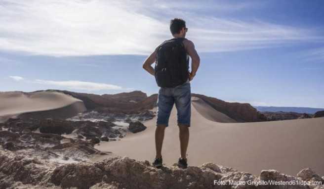 Vor einem die Welt: Alleine zu reisen, kann ein großes, befreiendes Abenteuer sein. Doch es gibt auch handfeste Nachteile, vor allem was die Kosten angeht