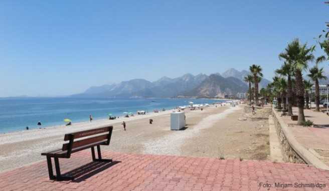 Leerer Strand in Antalya: Laut der Umfrage hat jeder dritte Befragte sehr viel Angst, bei einer Reise in die Türkei##Foto: Mirjam Schmitt/dpa Leerer Strand in Antalya: Laut der Umfrage hat jeder dritte Befragte sehr viel Angst, bei einer Reise in die Türkei
