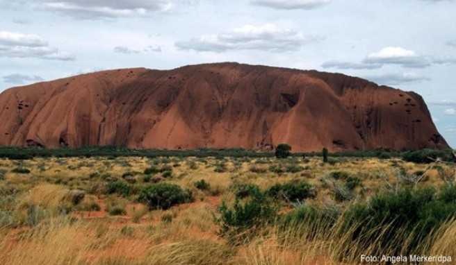Der riesige Sandstein Uluru oder Ayers Rock gehört zu den bekanntesten Wahrzeichen Australiens##Foto: Angela Merker/dpa Der riesige Sandstein Uluru oder Ayers Rock gehört zu den bekanntesten Wahrzeichen Australiens